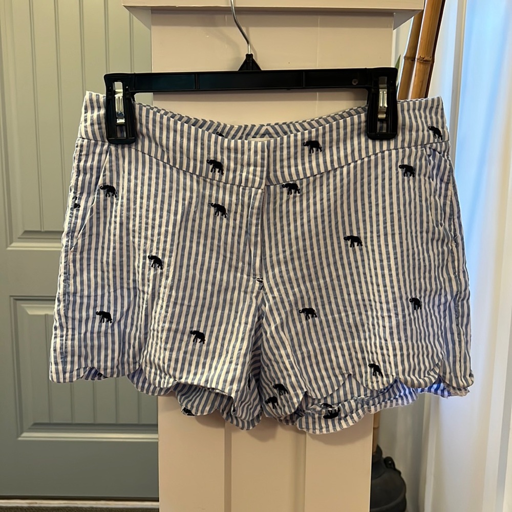 Crown & Ivy Scalloped Shorts | Blue Seersucker